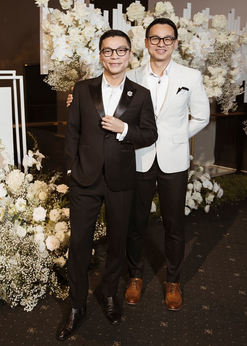 Đăng ký kết hôn, làm đám cưới năm 2015, Adrian Anh Tuấn - Sơn Đoàn đến nay vẫn mặn nồng bên nhau. Ảnh: FBNV