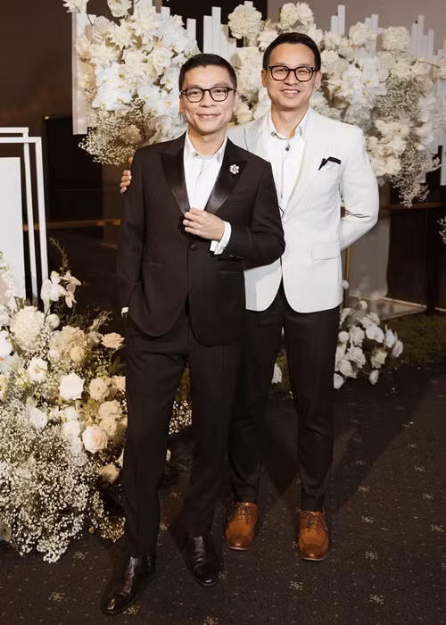 Đăng ký kết hôn, làm đám cưới năm 2015, Adrian Anh Tuấn - Sơn Đoàn đến nay vẫn mặn nồng bên nhau. Ảnh: FBNV