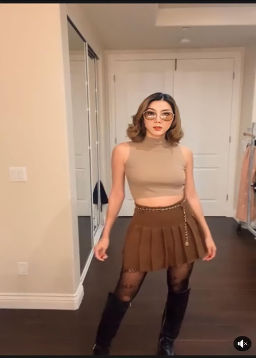 Chân dài không ngại livestream bán hàng dù nhiều người thấy bán hàng online là không sang, lại không đẳng cấp.