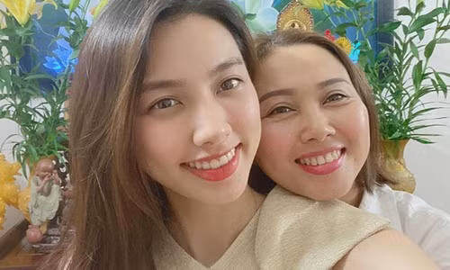 Me ruot cua Hoa hau Thuy Tien dap tra tin don bo roi con