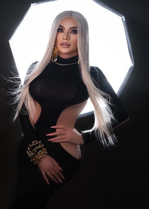 Giàu có, trẻ hơn tuổi 45, cô được nhiều người theo đuổi.