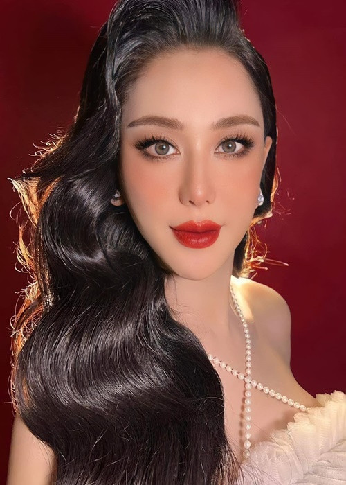 Sau khi bỏ 1 tỷ làm đẹp, nữ ca sĩ chuyển giới trẻ trung, gợi cảm hơn.