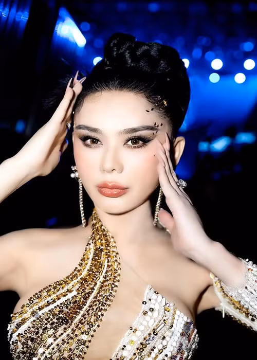 Lâm Khánh Chi khoe gương mặt thon gọn ở tuổi 45.