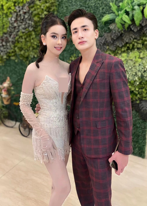 Người đẹp Lâm Khánh Chi cũng tự tin sánh đôi cùng chàng trợ lý kém tuổi Song Duy.