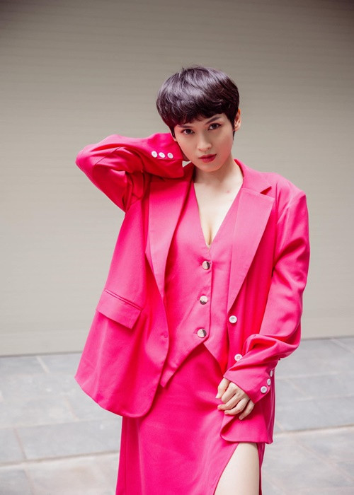 Nữ diễn viên ăn mặc cá tính hơn sau khi để tóc ngắn.