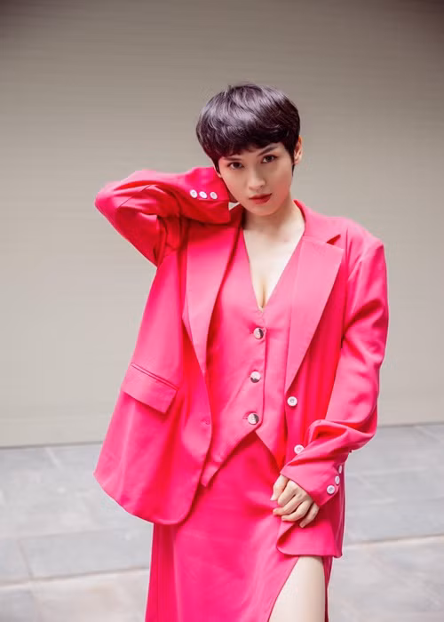 Nữ diễn viên ăn mặc cá tính hơn sau khi để tóc ngắn.