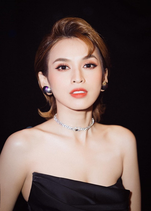 Để tóc ngắn, bà xã Văn Anh vẫn không kém phần gợi cảm.