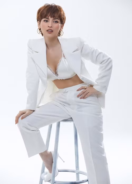 Đến năm 2021, Tú Vi cắt tóc ngắn cá tính.