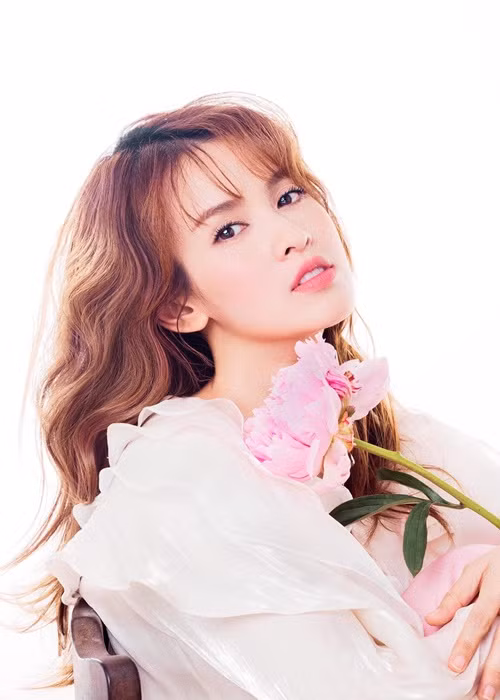 "Tạo hóa cho em bị vẹo vách ngăn chứ em chưa sửa gì", Tú Vi nhấn mạnh.