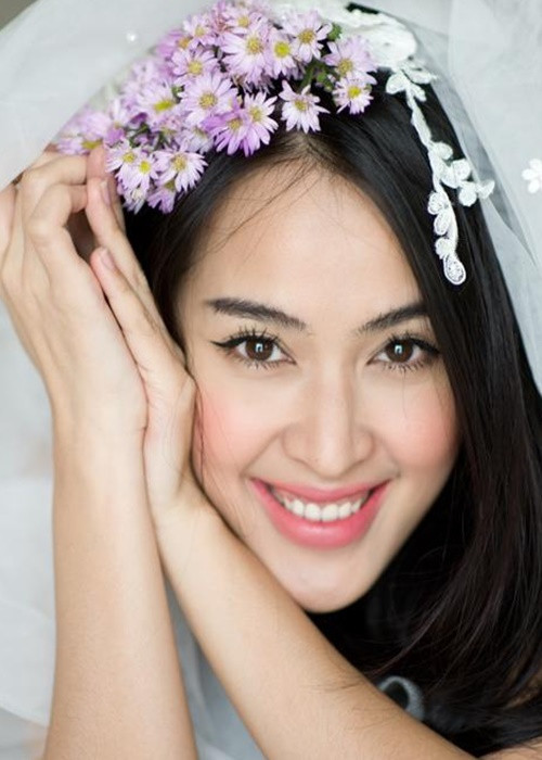 Nữ diễn viên từng vướng nghi vấn mũi sửa bị hỏng khi mũi cô bị soi lệch hẳn một bên.