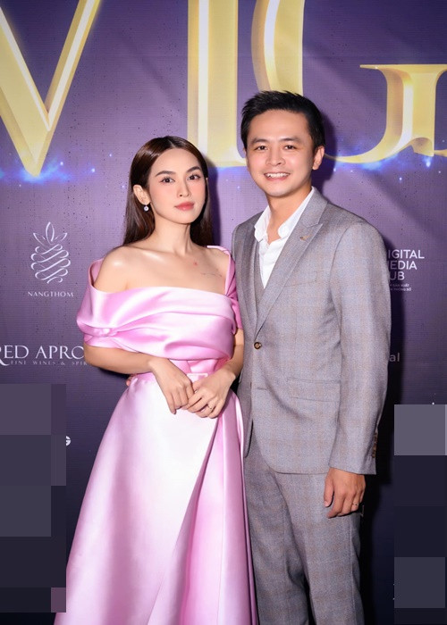 Tú Vi được khán giả nhớ đến qua các phim: "Cổng mặt trời", "Bếp hát", "Gạo nếp gạo tẻ", "Trói buộc yêu thương". Mới đây, cô đóng vai chính phim truyền hình "Hồ sơ tội ác".