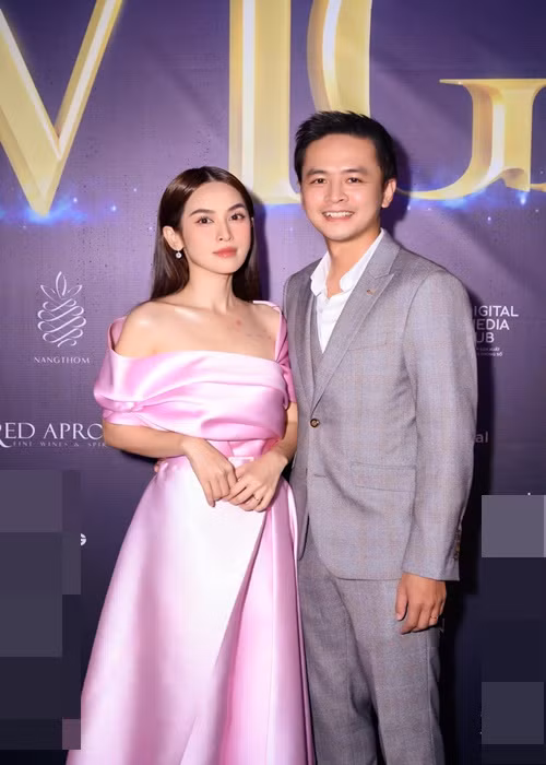 Tú Vi được khán giả nhớ đến qua các phim: "Cổng mặt trời", "Bếp hát", "Gạo nếp gạo tẻ", "Trói buộc yêu thương". Mới đây, cô đóng vai chính phim truyền hình "Hồ sơ tội ác".