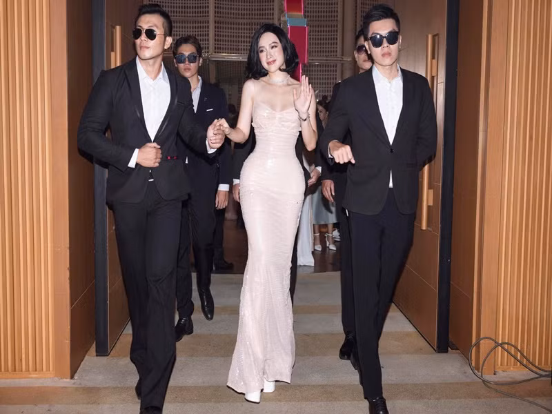 Angela Phuong Trinh lien tuc thay vay ao, duoc dan ve si vay quanh