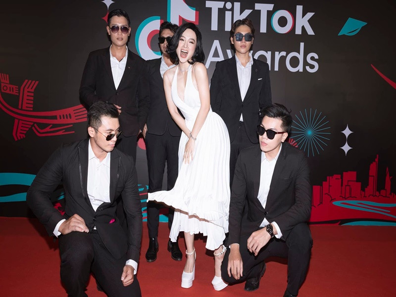 Angela Phương Trinh thay váy trắng xẻ ngực sâu, hóa Marilyn Monroe trên thảm đỏ.