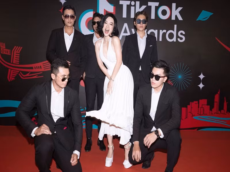 Angela Phương Trinh thay váy trắng xẻ ngực sâu, hóa Marilyn Monroe trên thảm đỏ.