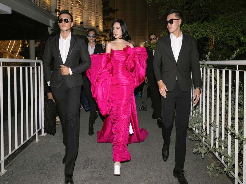 Angela Phương Trinh khoe vai trần gợi cảm, luôn được dàn vệ sĩ vây quanh.