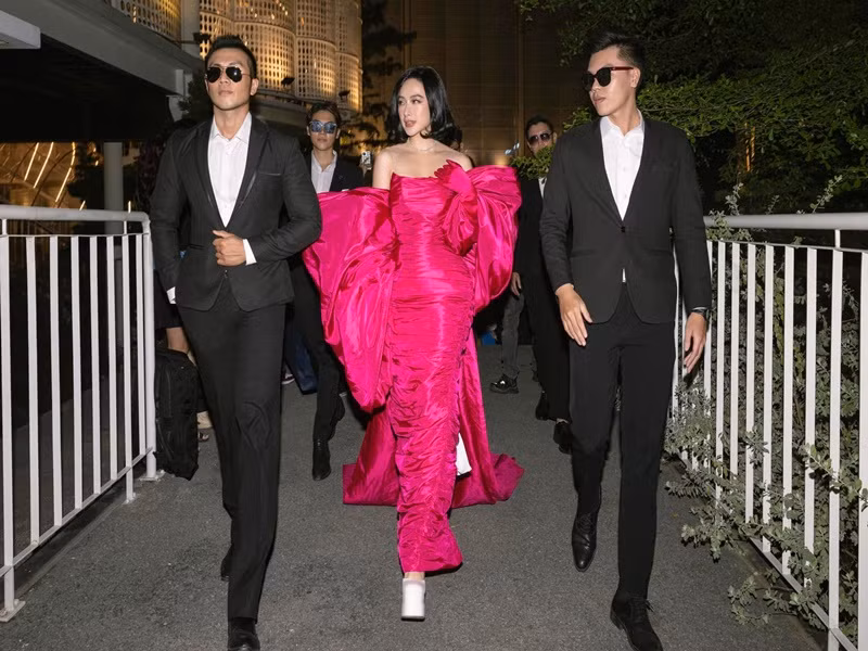 Angela Phương Trinh khoe vai trần gợi cảm, luôn được dàn vệ sĩ vây quanh.