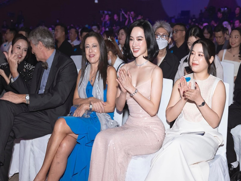 Bộ trang phục đầu tiên Angela Phương Trinh lựa chọn trong sự kiện tối ngày 20/12 là chiếc váy hai dây bó sát.