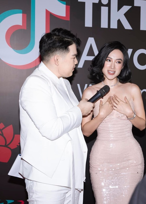 "Bà mẹ nhí" luôn chăm chút hình ảnh mỗi khi xuất hiện.