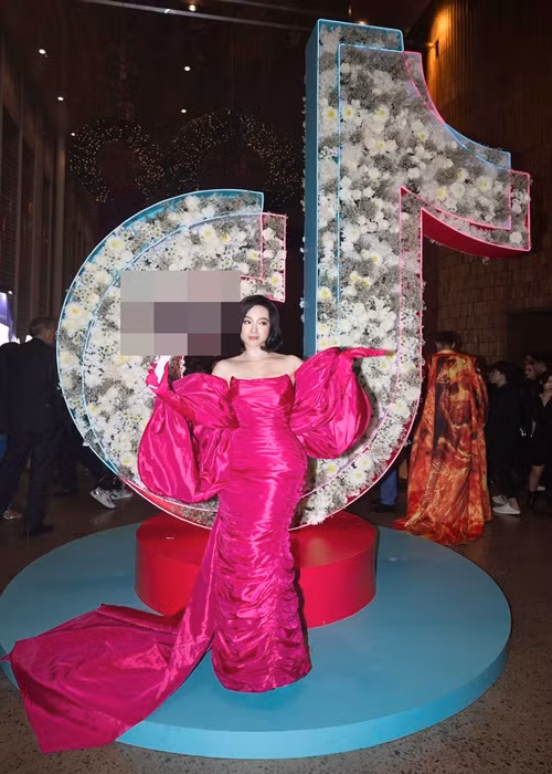 Nữ diễn viên còn lựa chọn mẫu đầm hồng hở vai có phần tà dài quét đất.