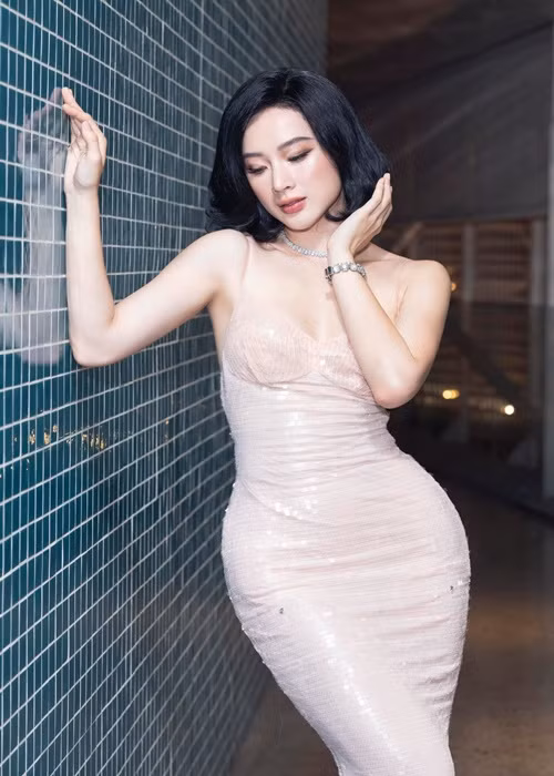 Theo Angela Phương Trinh, trong 5 năm qua, cô dành nhiều thời gian cho việc tu tập, gia đình và cuộc sống riêng. Đến nay, cô cảm thấy đây là thời gian thích hợp để quay trở lại showbiz, làm việc chăm chỉ và nghiêm túc.