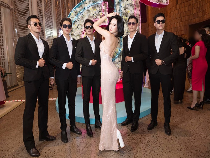 Trên thảm đỏ, "bà mẹ nhí" thay đến 3 bộ trang phục.