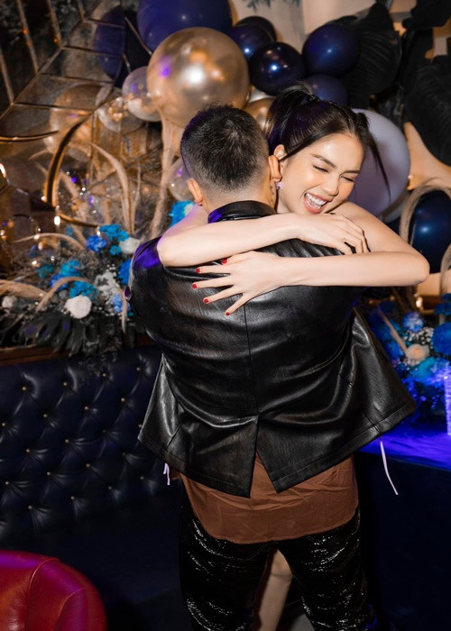 Khắc Tiệp chia sẻ về tình tri kỷ với Ngọc Trinh: "18 năm hình như chưa thiếu 1 sinh nhật nào không bên nhau em nhỉ. Ngọc Trinh", anh viết.