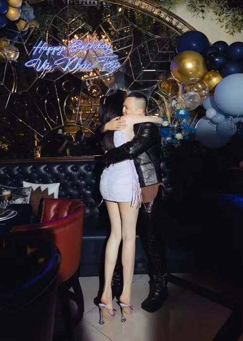 Ngọc Trinh ôm chặt Vũ Khắc Tiệp. Cô gọi ông bầu là tri kỷ.