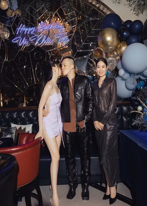 Ngọc Trinh và Khắc Tiệp có nhiều khoảnh khắc thân thiết như đôi tình nhân.