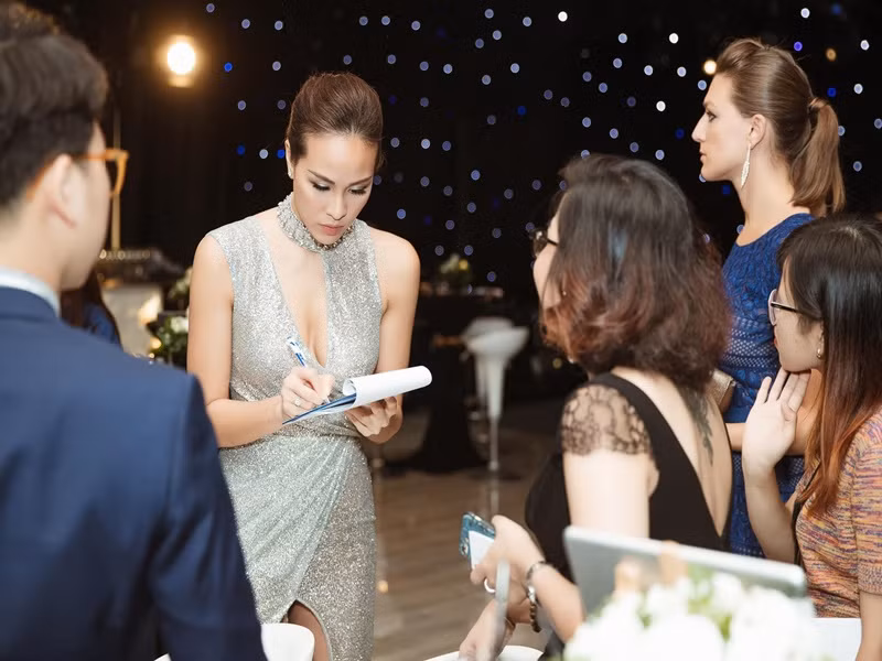 Phương Mai cho biết, cô luôn ý thức chỉn chu khi làm việc. “Mình có một thói quen là 4 tiếng trước giờ lên sân khấu sẽ bắt đầu rơi vào trạng thái “kịch bản nhập”, nôm na là khi cơ mặt mình bắt đầu ngưng động đậy thì từ người trang điểm đến trợ lý đến anh tài xế đều tự động hiểu là không nên bắt chuyện với mình cũng không nên bật nhạc nhẽo gì trong không gian của mình. Với những chương trình phức tạp trong đó yêu cầu MC dịch trực tiếp cho nhiều người, mình luôn dành cả ngày để tìm hiểu kỹ thông tin của doanh nghiệp, của buổi tọa đàm, hay người phát biểu là ai”, cô chia sẻ. Ảnh: FBNV