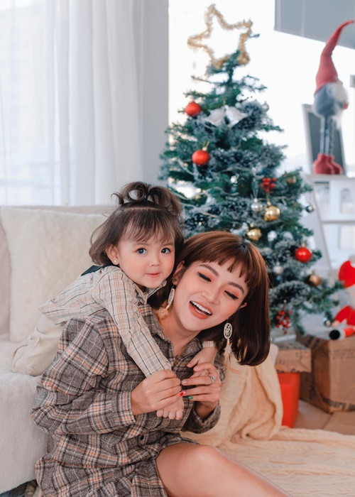 Bé An Nhiên thừa hưởng nhiều nét đẹp từ mẹ như làn da trắng, đôi mắt to tròn.