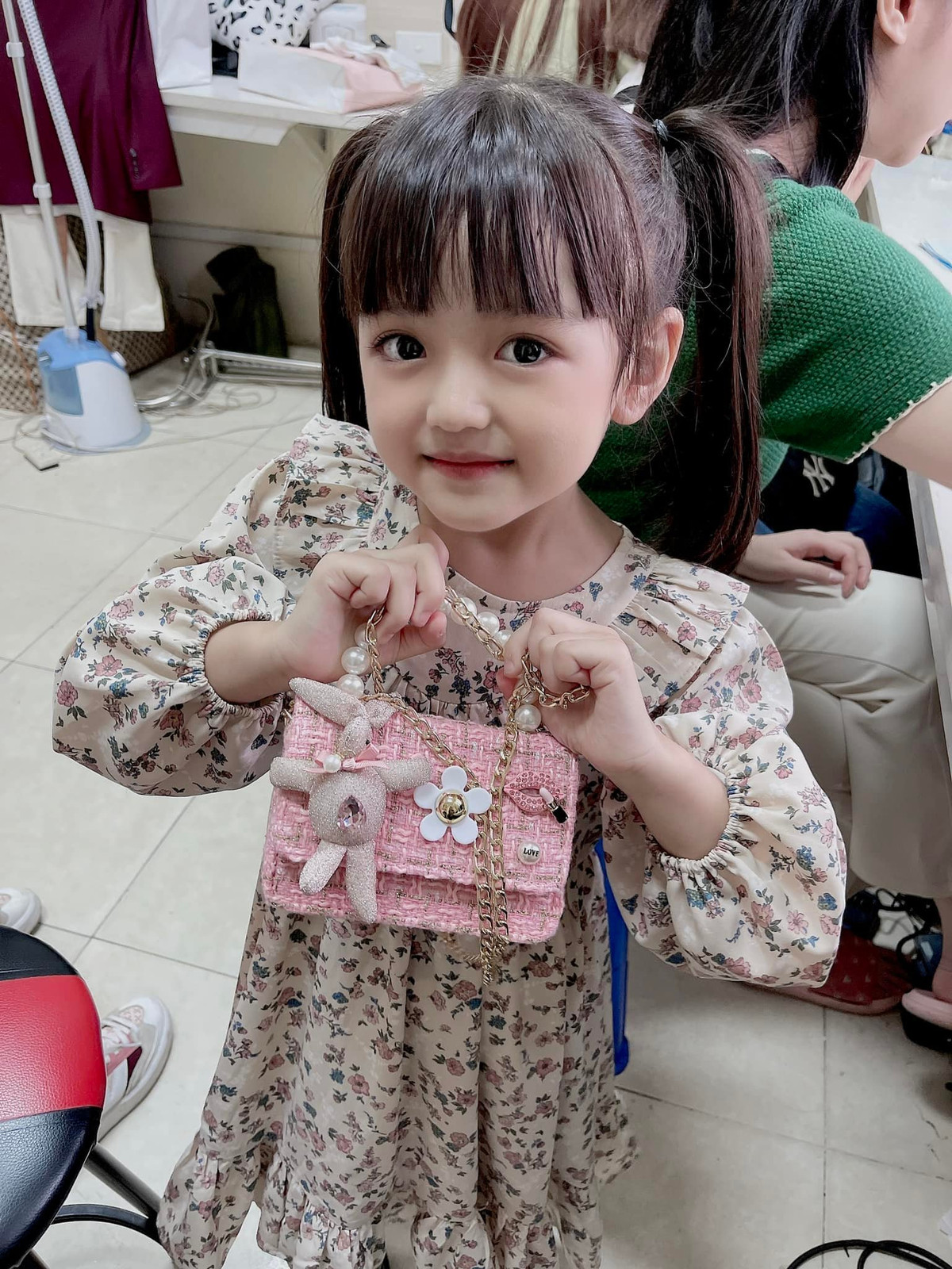 Đôi lúc trên trường quay bé An Nhiên quên thoại, đạo diễn Vũ Minh Trí sẽ đóng vai trò nhắc thoại.