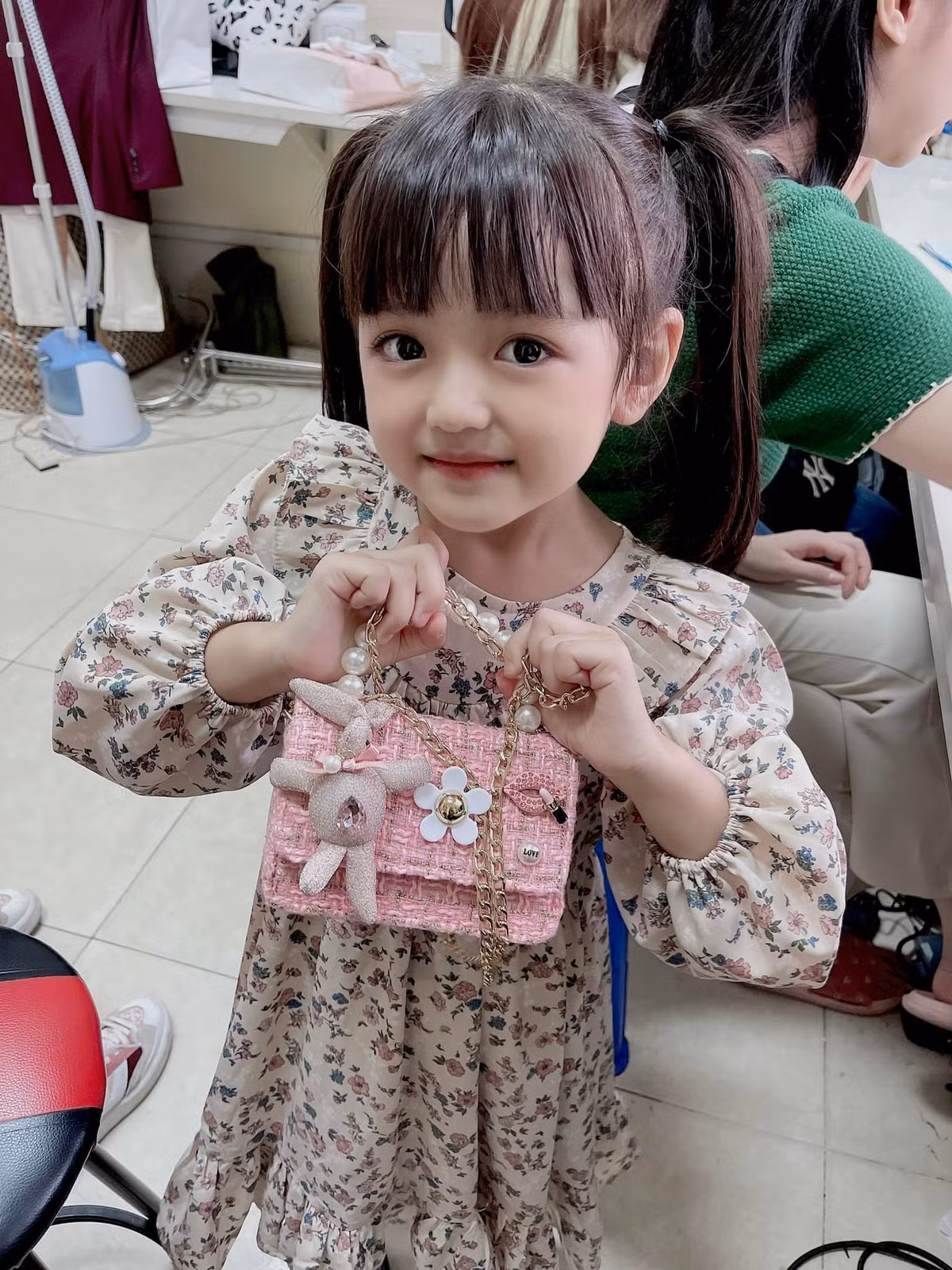 Đôi lúc trên trường quay bé An Nhiên quên thoại, đạo diễn Vũ Minh Trí sẽ đóng vai trò nhắc thoại.