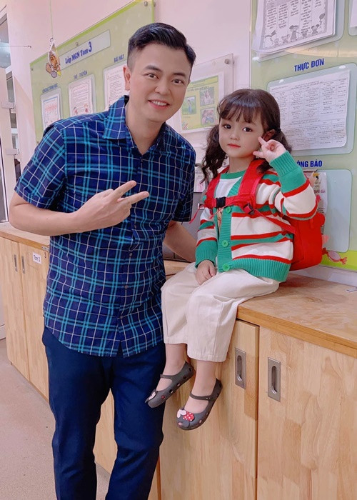 An Nhiên chụp ảnh kỷ niệm cùng diễn viên Tuấn Tú ở hậu trường "Anh có phải đàn ông không".