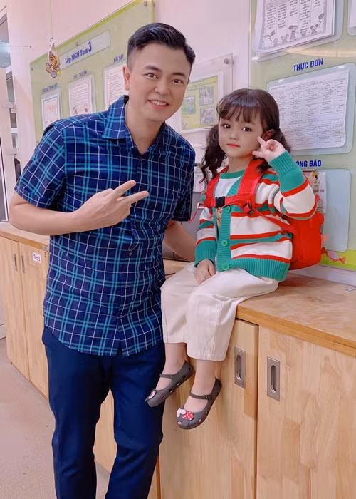 An Nhiên chụp ảnh kỷ niệm cùng diễn viên Tuấn Tú ở hậu trường "Anh có phải đàn ông không".