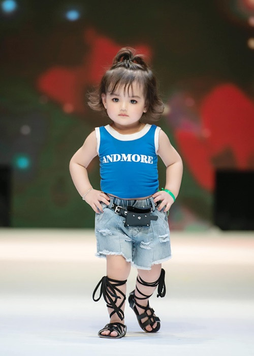 Mẹ của An Nhiên là Nguyễn Ly Ly - người từng nổi đình đám với danh xưng "cô giáo tiểu học xinh như búp bê".