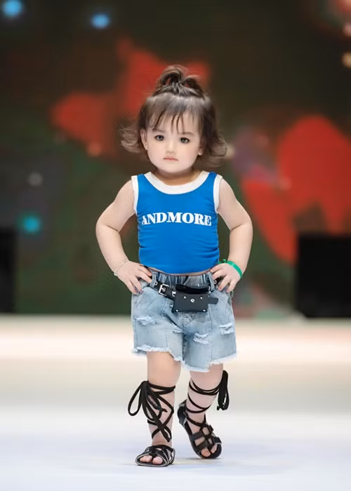 Mẹ của An Nhiên là Nguyễn Ly Ly - người từng nổi đình đám với danh xưng "cô giáo tiểu học xinh như búp bê".