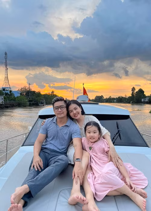 Con gái đầu lòng của cặp đôi đã được 6 tuổi.