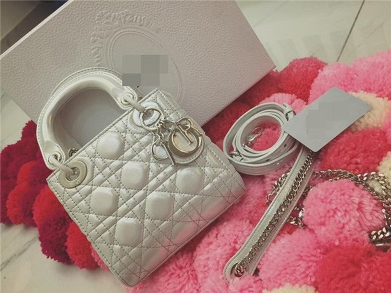 Năm 2016, Vân Trang khiến nhiều người ghen tỵ khi khoe món quà tình yêu ngọt ngào của ông xã nhân kỷ niệm 2 năm quen nhau và 1 năm ngày cầu hôn. Món quà là chiếc túi hàng hiệu.