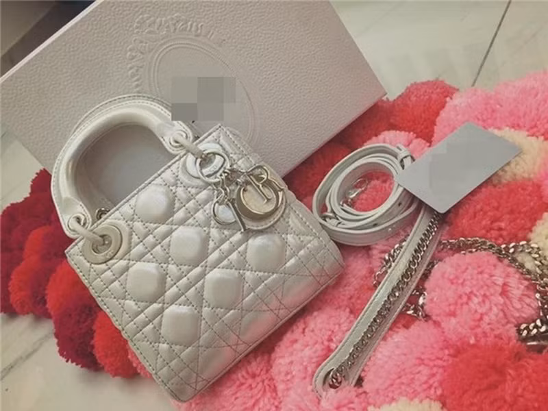 Năm 2016, Vân Trang khiến nhiều người ghen tỵ khi khoe món quà tình yêu ngọt ngào của ông xã nhân kỷ niệm 2 năm quen nhau và 1 năm ngày cầu hôn. Món quà là chiếc túi hàng hiệu.