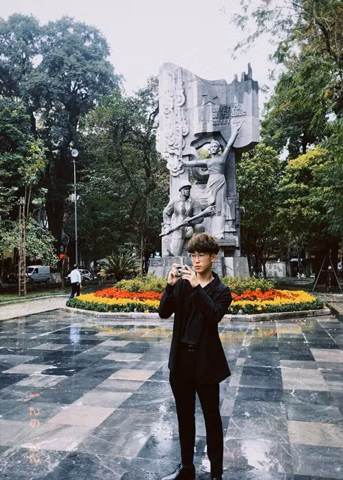 Nàng á hậu từng tâm sự ngày bé hai chị em có vẻ không hợp nhau lắm. Thế nhưng khi lớn lên, Việt Anh lại điềm đạm, ít nói và chín chắn hơn trước. Chính vì vậy, hai chị em gần gũi hơn rất nhiều.