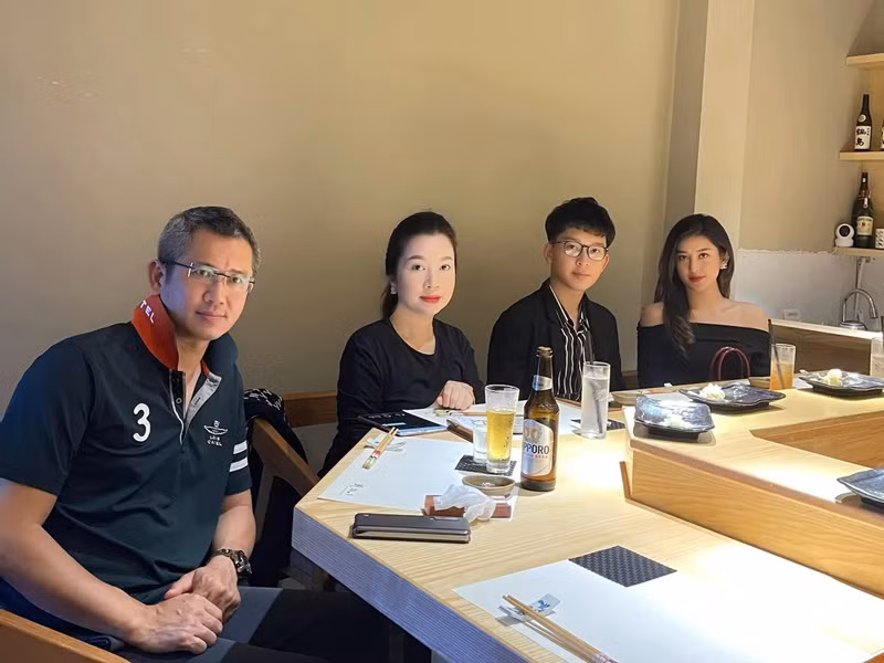 Khi trưởng thành, Việt Anh hiếm khi xuất hiện bên chị gái nổi tiếng tại các sự kiện giải trí.