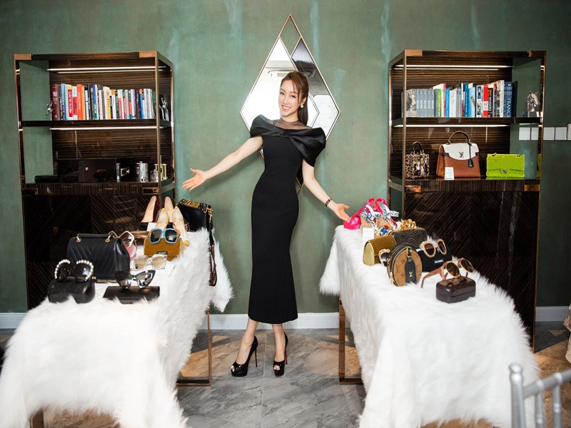 Vợ kém 16 tuổi của Chi Bảo từng mang một phần tủ đồ hiệu trị giá gần 2 tỷ để quyên góp từ thiện. Ảnh: FBNV