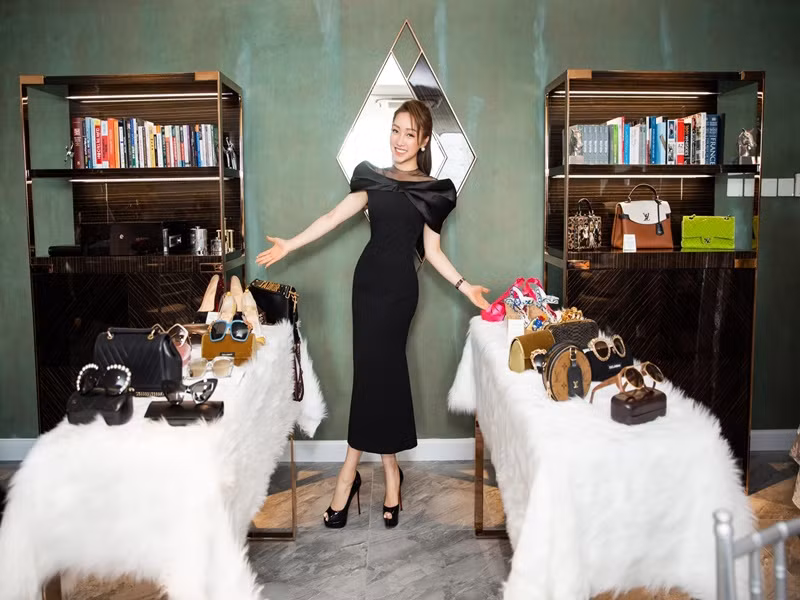 Vợ kém 16 tuổi của Chi Bảo từng mang một phần tủ đồ hiệu trị giá gần 2 tỷ để quyên góp từ thiện. Ảnh: FBNV