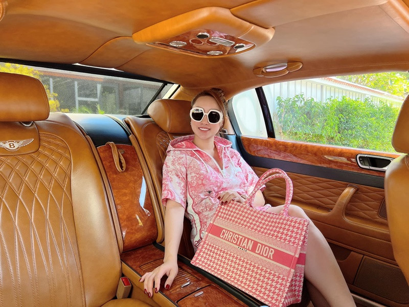 Thùy Chang sở hữu nhiều món đồ hiệu đắt đỏ. Ảnh: FBNV
