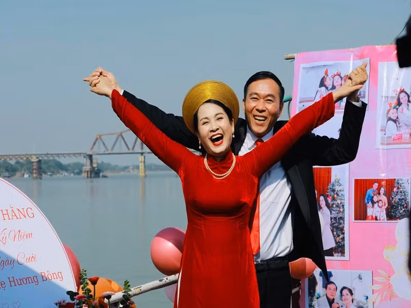 Mới đây, vợ chồng nghệ sĩ Lan Hương - Đỗ Kỷ tổ chức tiệc kỷ niệm 35 năm ngày cưới.