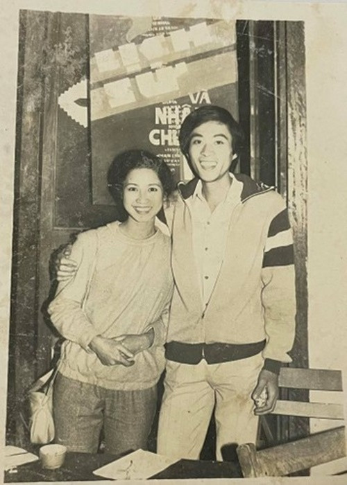 Chơi thân rồi 2 nghệ sĩ yêu nhau từ lúc nào không hay. Với nghệ sĩ Lan Hương, nghệ sĩ Đỗ Kỷ là người yêu đầu tiên của bà. Trước đó, dù có nhiều người đến tìm hiểu, họ giàu có nhưng bà không thích mà vẫn chọn nghệ sĩ Đỗ Kỷ vì ông dành cho bà tình cảm chân thành.