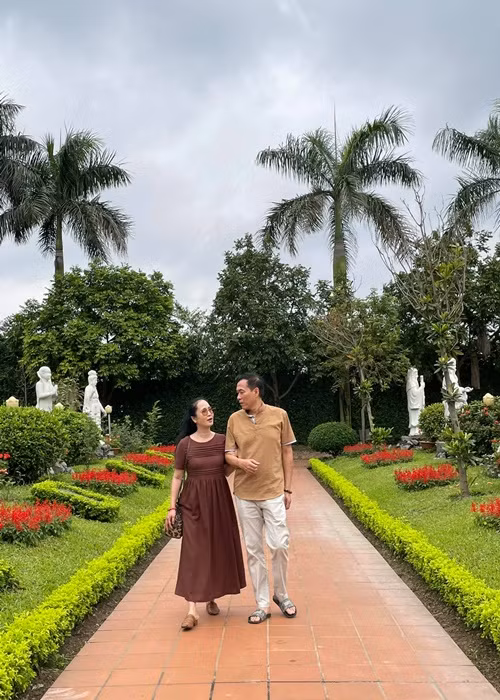 Trong chương trình Lời tự sự, nghệ sĩ Đỗ Kỷ cho biết, vợ hay đi công tác nên ông thường ở nhà với mẹ vợ, vừa có thể khiến cụ vui vẻ vừa chuẩn bị cho cụ những bữa cơm, dọn dẹp nhà cửa giúp cụ.