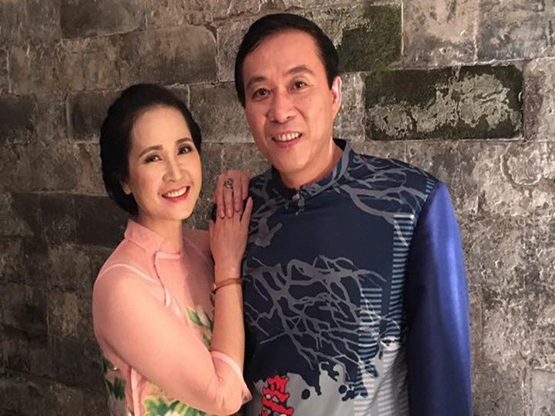 NSND Lan Hương từng tiết lộ, bà tự may ga trải giường, gối cưới còn chồng tự tay làm hoa cưới trong ngày trọng đại.