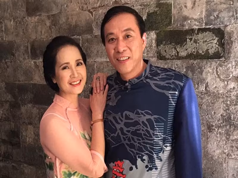 NSND Lan Hương từng tiết lộ, bà tự may ga trải giường, gối cưới còn chồng tự tay làm hoa cưới trong ngày trọng đại.